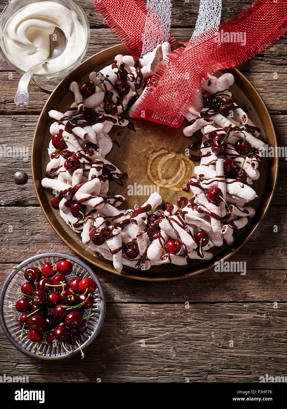 Couronne de meringue au chocolat avec cerises Banque D'Images