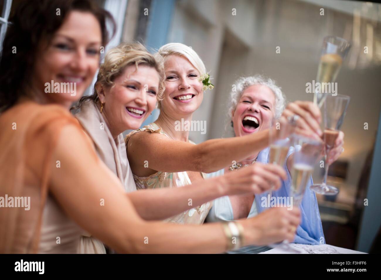 Élégant femmes mûres toasting in urban garden Banque D'Images