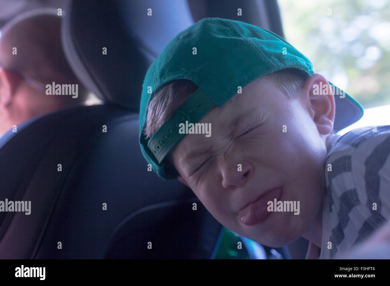 Portrait of boy wearing baseball cap visage tirant dans... Banque D'Images