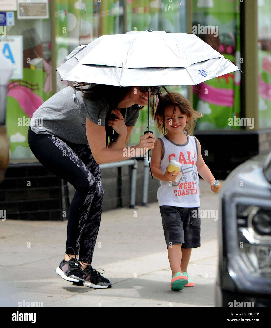 Megan Fox ramasse fils Noah Shannon Green de playschool et shields lui avec  un parapluie car il est dans leur voiture. Avec : Megan Fox, Noah Shannon  Green Où : Los Angeles,