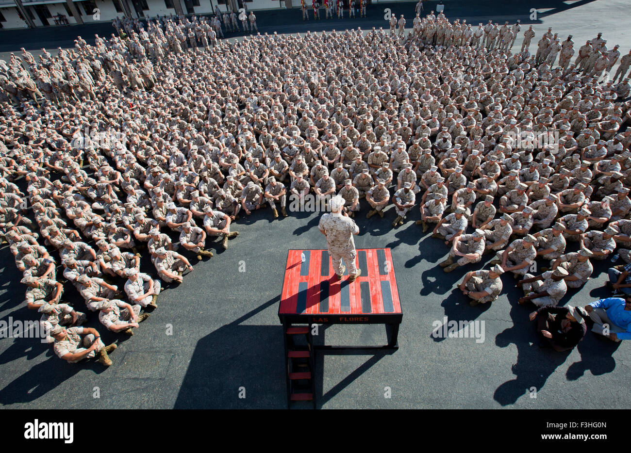 Commandant de la Marine Corps, le général Robert B. Neller, parle aux Marines au défilé de Las Flores, 5 octobre 2015 Pont à Camp Pendleton, en Californie. Banque D'Images