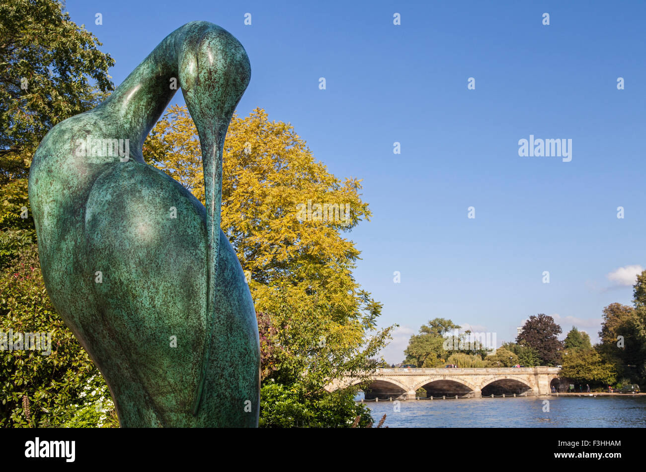 La magnifique sculpture d'Isis à Hyde Park, Londres. La serpentine et Serpentine Bridge peut être vu dans la distance Banque D'Images