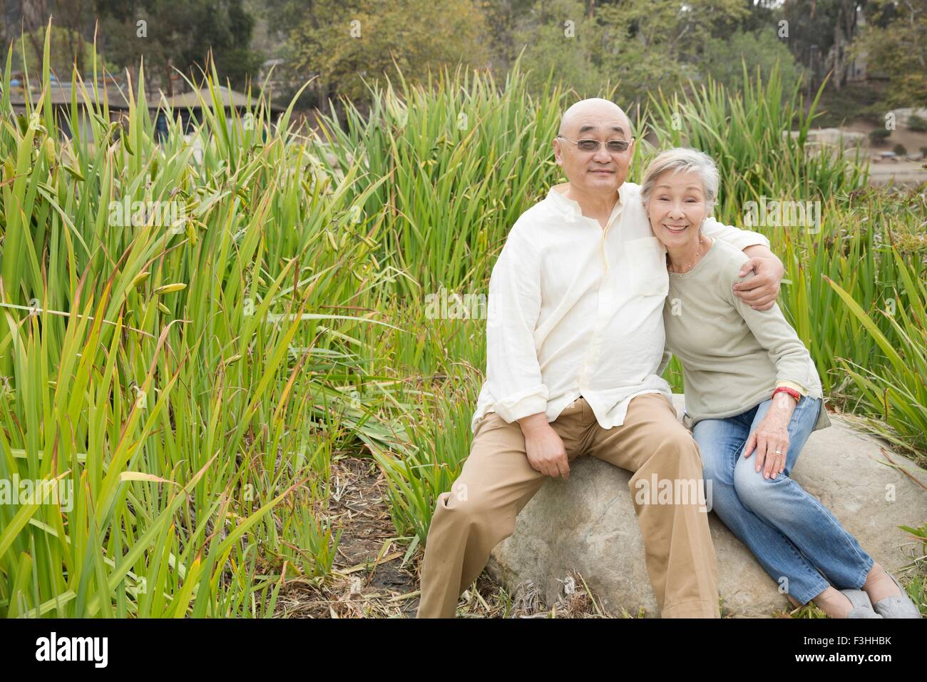Portrait of senior couple sitting on rock Banque D'Images