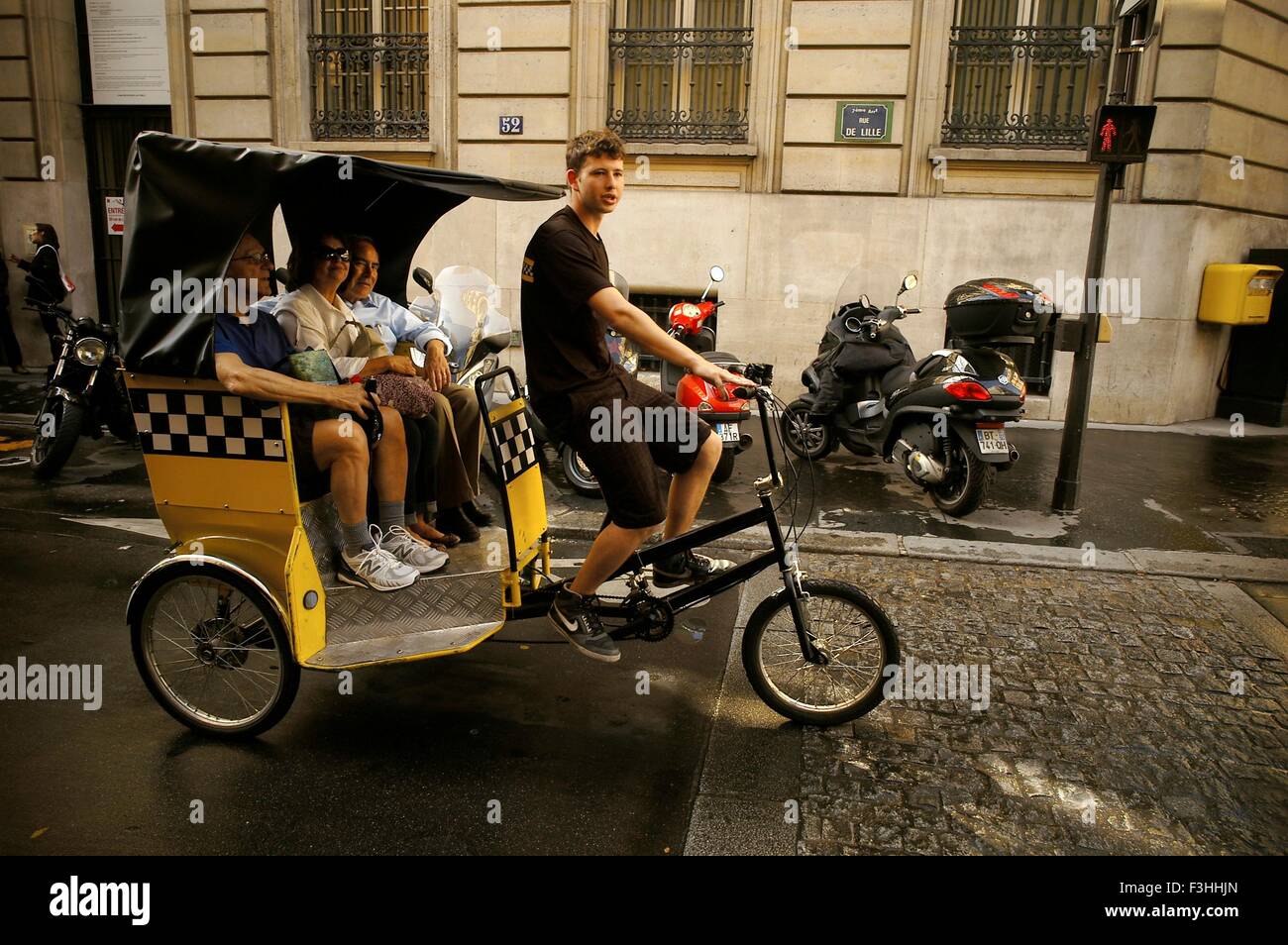AJAXNETPHOTO. PARIS, FRANCE. - Pousse-pousse pousse-pousse - un vélo-taxi tricycle PEDICAB AVEC PASSAGERS SUR LA RUE DE LILLE. photo:JONATHAN EASTLAND/AJAX REF:RD120906_2339 Banque D'Images