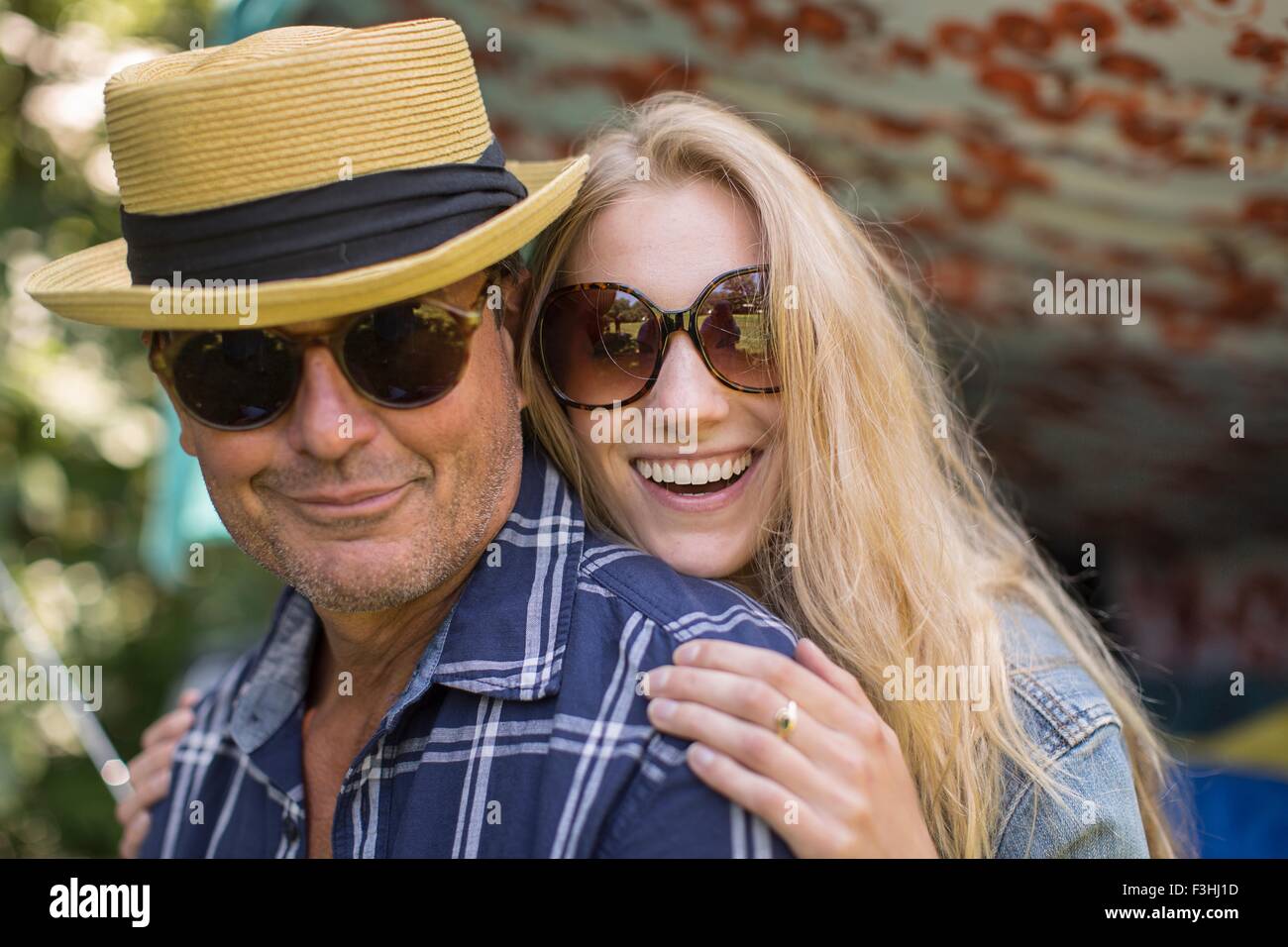 Portrait d'homme mûr et petite amie portant des lunettes de soleil Banque D'Images