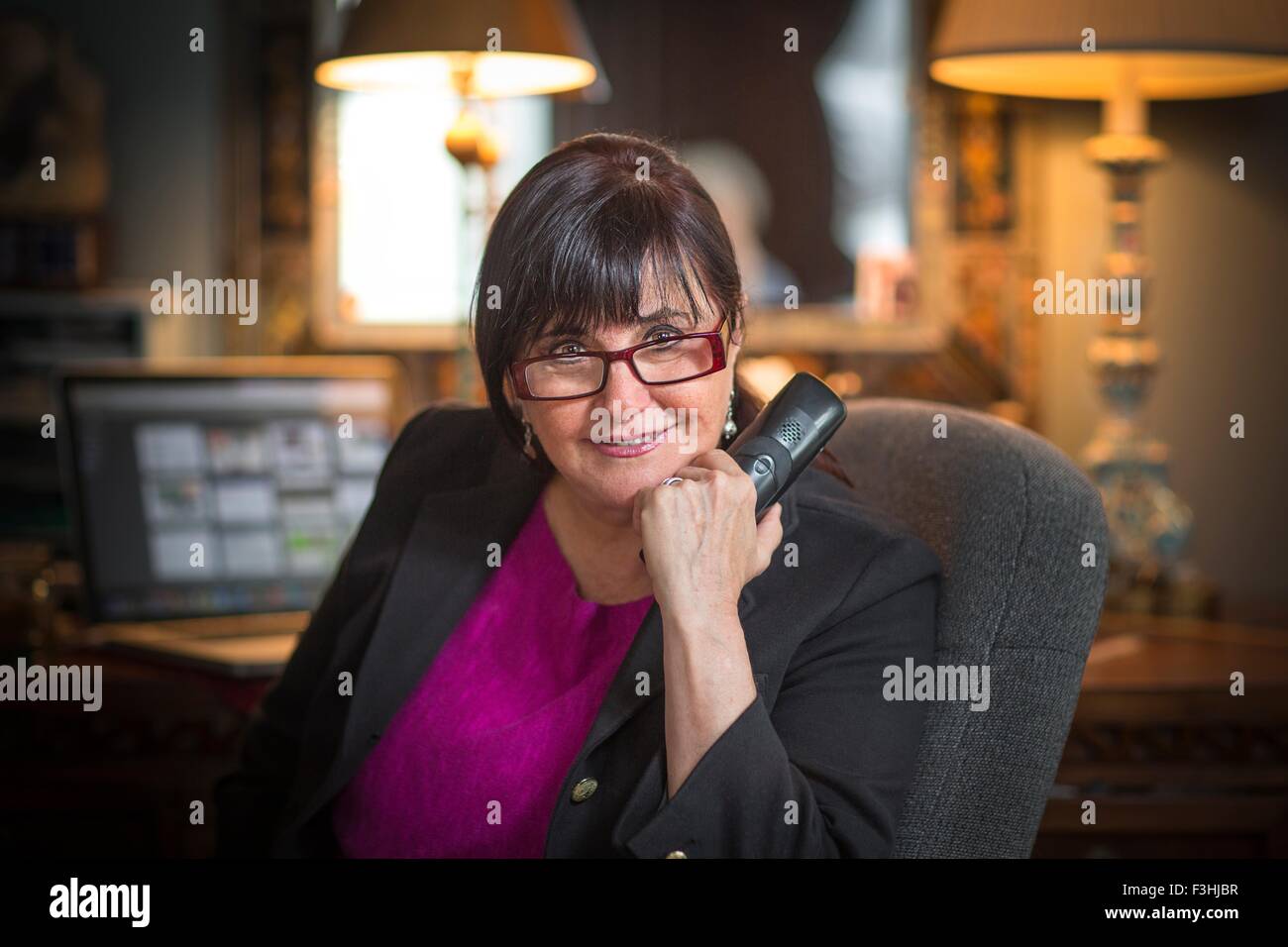 Portrait of senior woman in office, à l'aide de téléphone Banque D'Images