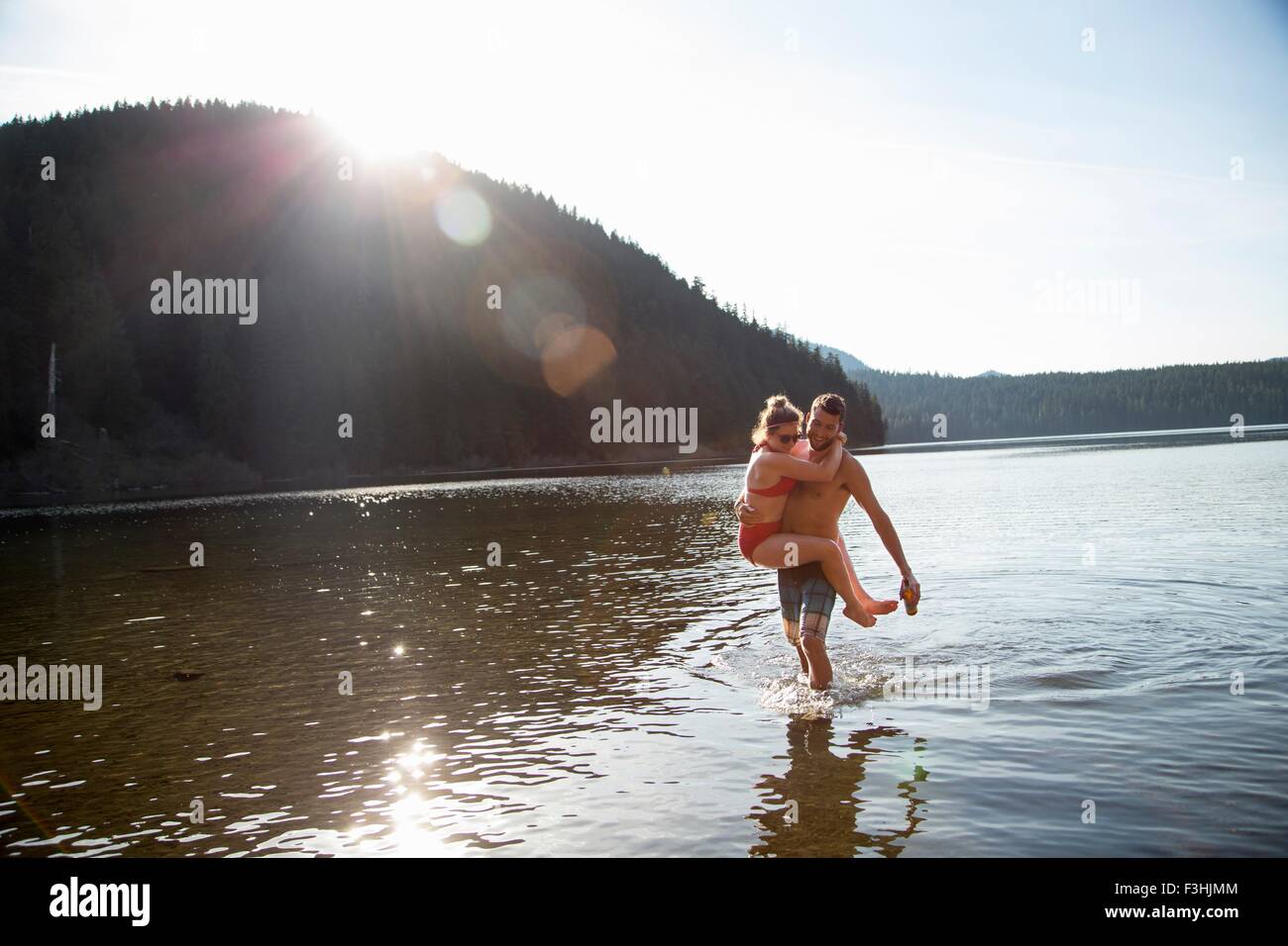 Jeune couple dans le lac, man carrying woman, Lost Lake, Oregon, USA Banque D'Images