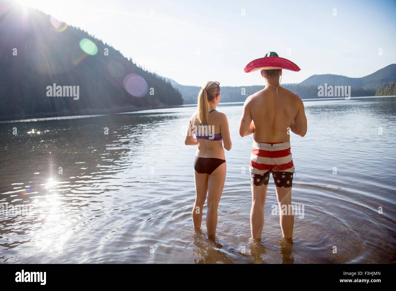 Jeune couple dans le lac, man wearing hat, Lost Lake, Oregon, USA Banque D'Images
