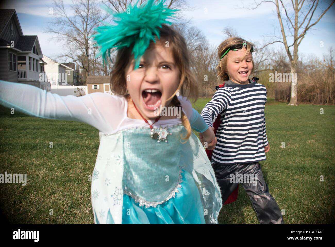 Les enfants en costumes jouent à l'extérieur Banque D'Images