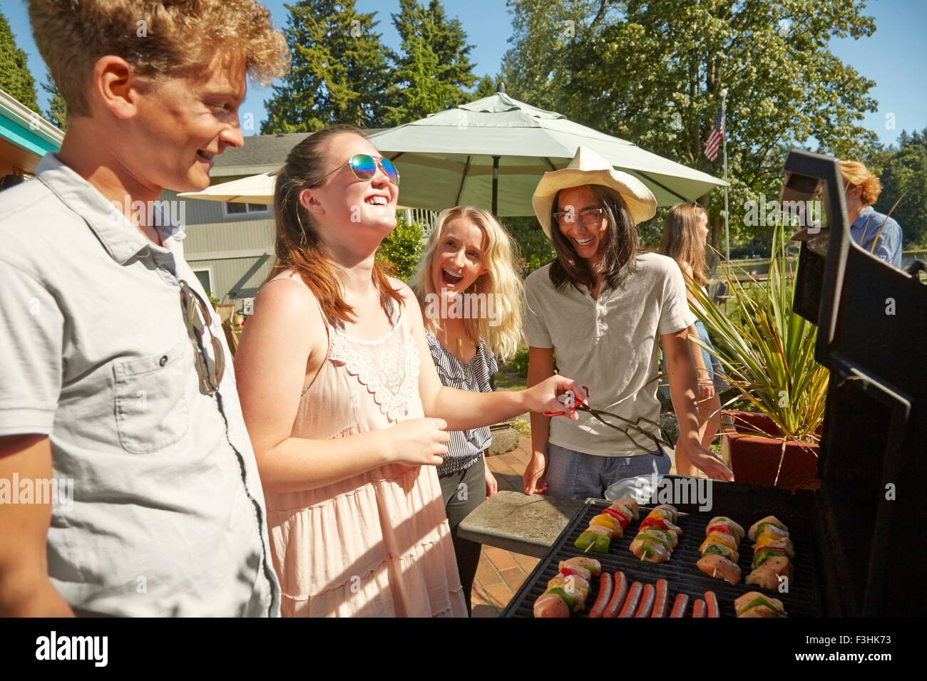 Amis à la partie de barbecue Banque D'Images