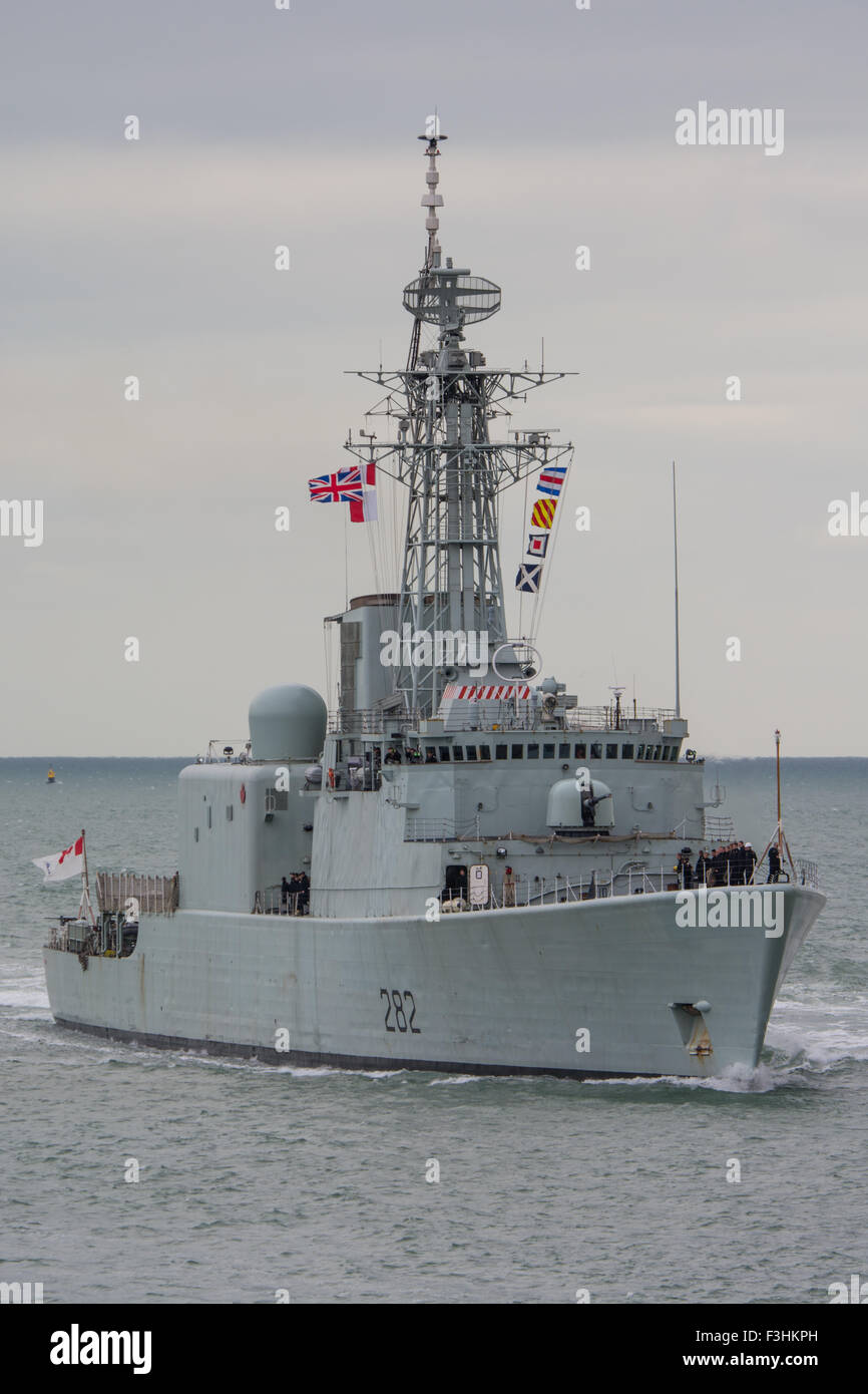 Le NCSM Athabaskan arrivant à Portsmouth, Royaume-Uni le 7 octobre 2015. Banque D'Images