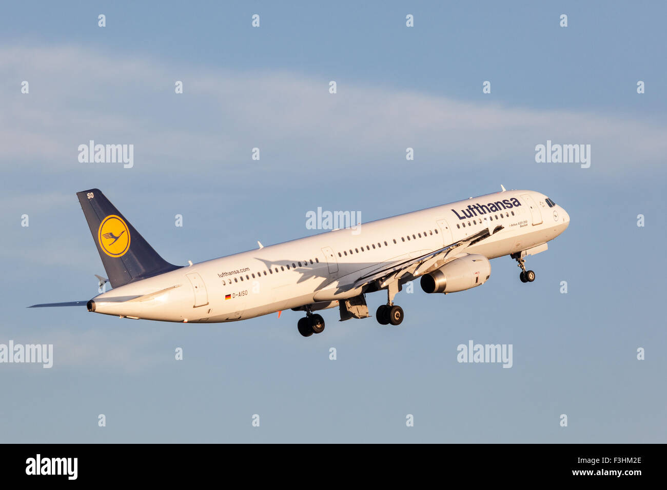 Lufthansa Airbus A321-200 après le décollage à l'Aéroport International de Francfort Banque D'Images