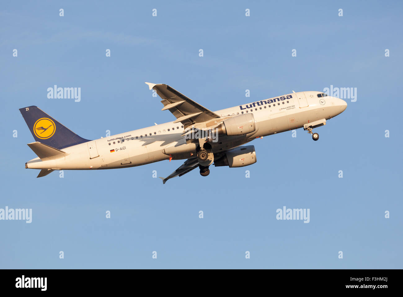 Lufthansa Airbus A321-200 après le décollage à l'Aéroport International de Francfort Banque D'Images