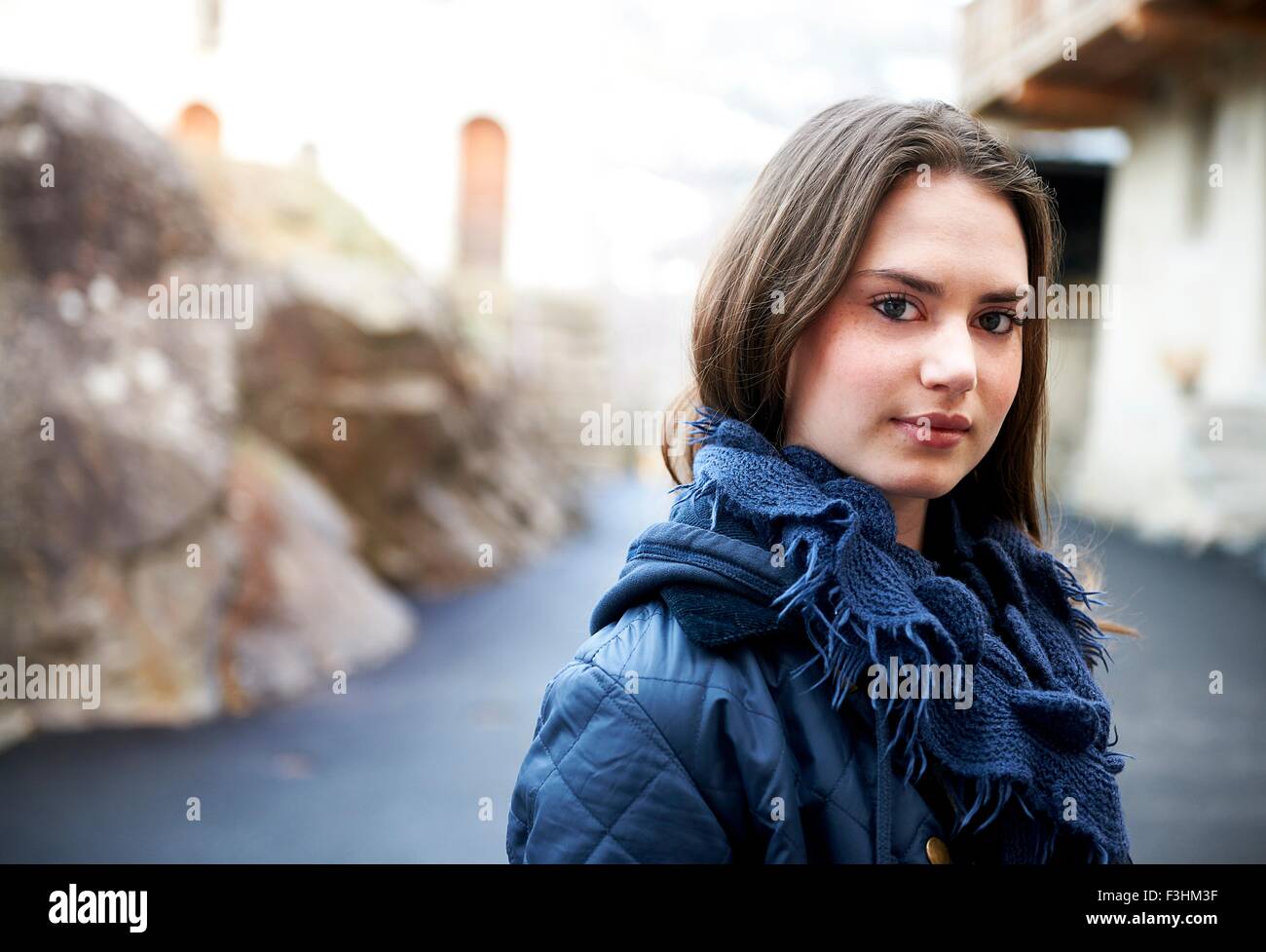 Portrait of teenage girl wearing scarf Banque D'Images