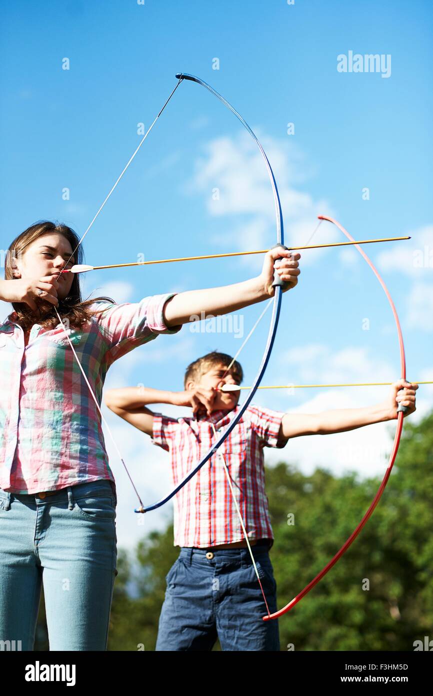 Les frère et sœur practicing archery Banque D'Images