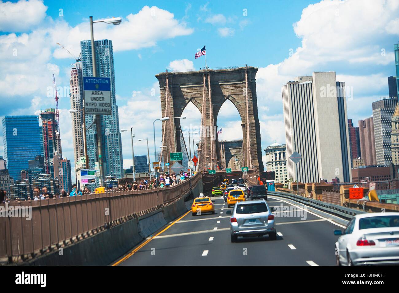 Le trafic traversant le pont de Brooklyn, Manhattan, New York, USA Banque D'Images