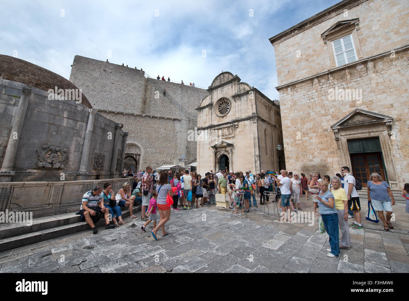 La grande fontaine d'Onofrio et l'église Saint Sauveur, Dubrovnik, Croatie Banque D'Images