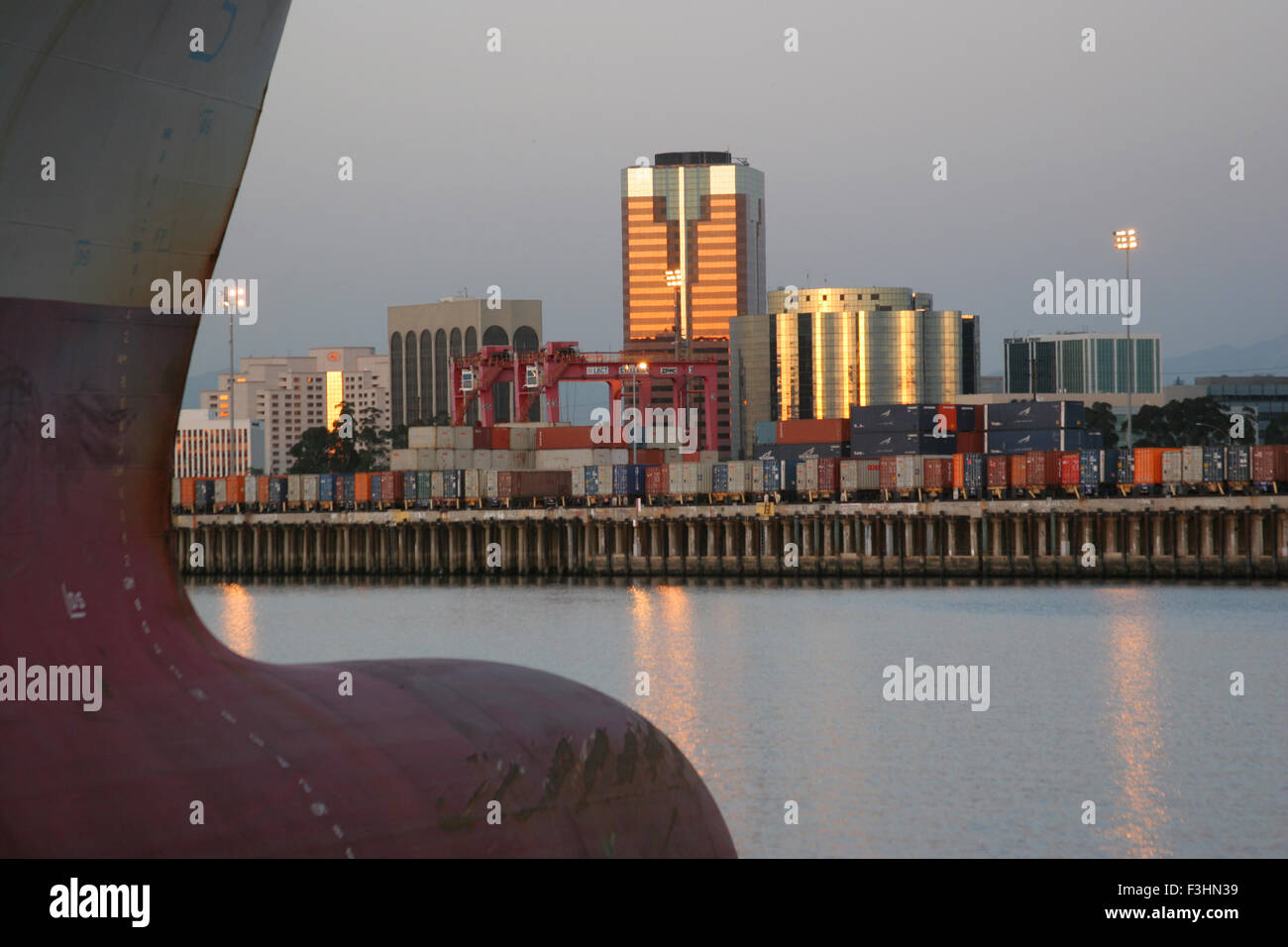 Le centre-ville de Long Beach à partir du port au crépuscule avec proue du navire Banque D'Images