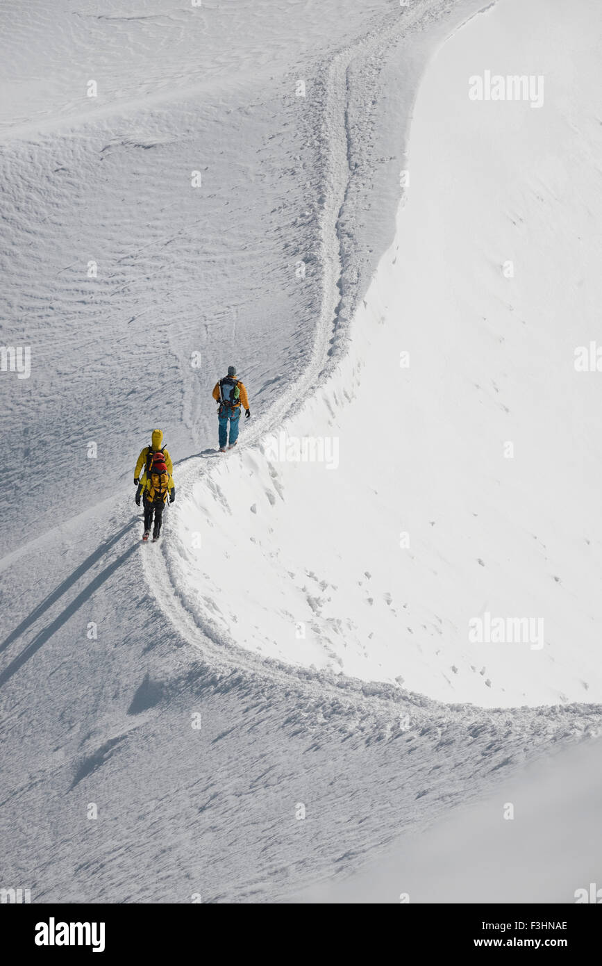 Les alpinistes et les grimpeurs en randonnée sur une crête enneigée, Aiguille du Midi, Massif du Mont Blanc, Chamonix, Alpes, Haute Savoie, Fra Banque D'Images