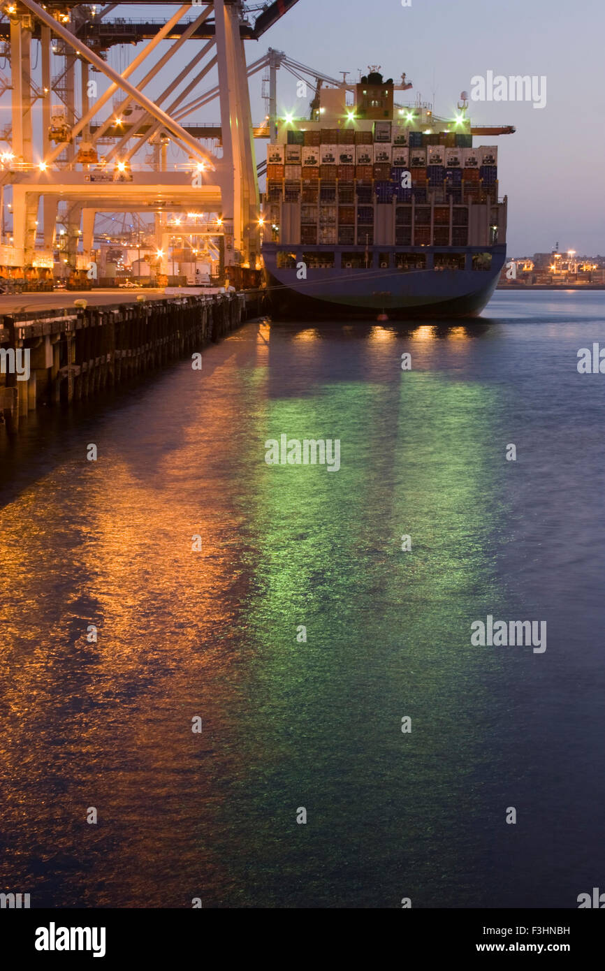 Porte-conteneurs à quai et le chargement au port de la Banque D'Images