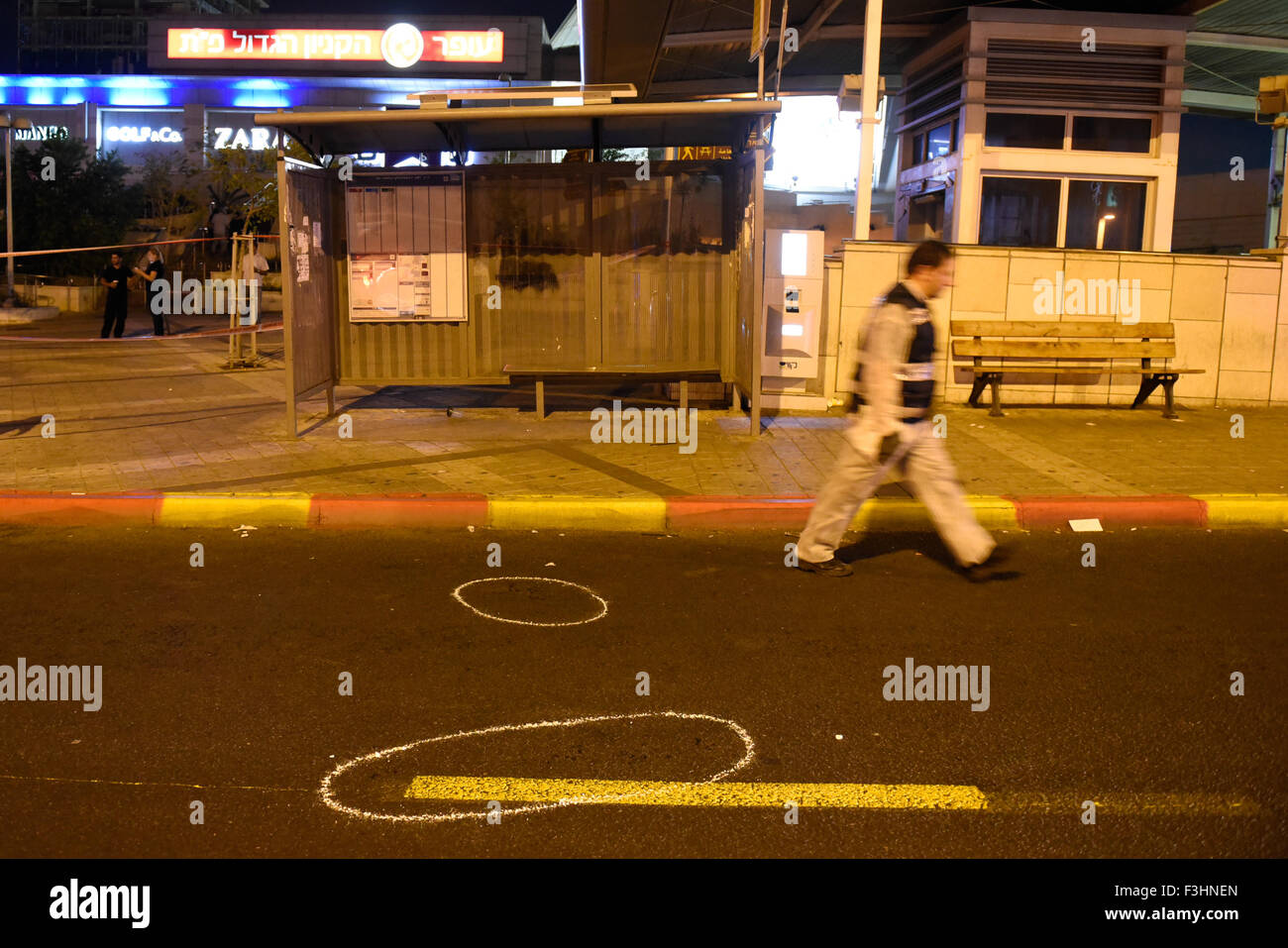 (151007) -- Jérusalem, le 7 octobre 2015 (Xinhua) -- Un policier israélien marche dernières marques sur le site où un Palestinien a mené une attaque près de poignarder un mall à Petah Tikva près de Tel Aviv, Israël, le 7 octobre 2015. Un Palestinien a poignardé et blessé un Israélien mercredi après-midi au centre commercial dans le centre d'Israël, comme la violence sur Jérusalem's flashpoint composé al-Aqsa est étendu à Israël. Une déclaration de la police a déclaré que l'incident était soupçonné d 'attaque terroriste" et que l'agresseur a été arrêté et placé en garde à vue. Le suspect a poignardé un jeune de 25 ans ultra-orthodoxe juif l'homme dans sa poitrine, sli Banque D'Images