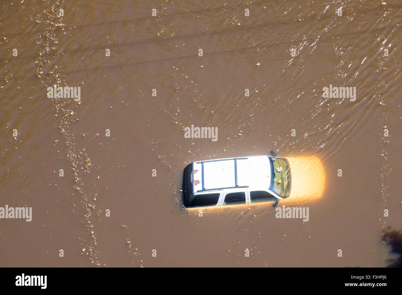 Vue aérienne de l'eau submerge un SUV record après des tempêtes ont déposé plus de deux pieds de pluie le 7 octobre 2015 dans Williamsburg Comté (Caroline du Sud). Au moins 17 personnes sont mortes des inondations qui effectue la plus grande partie de la Caroline du Sud. Banque D'Images