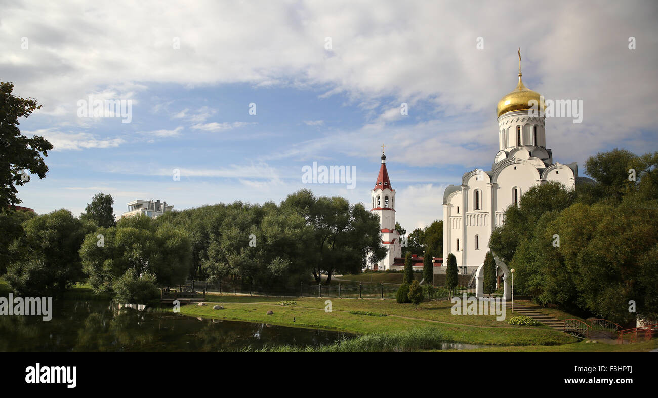 Vue générale du bâtiment de l'Église russe et la nature à Minsk Banque D'Images