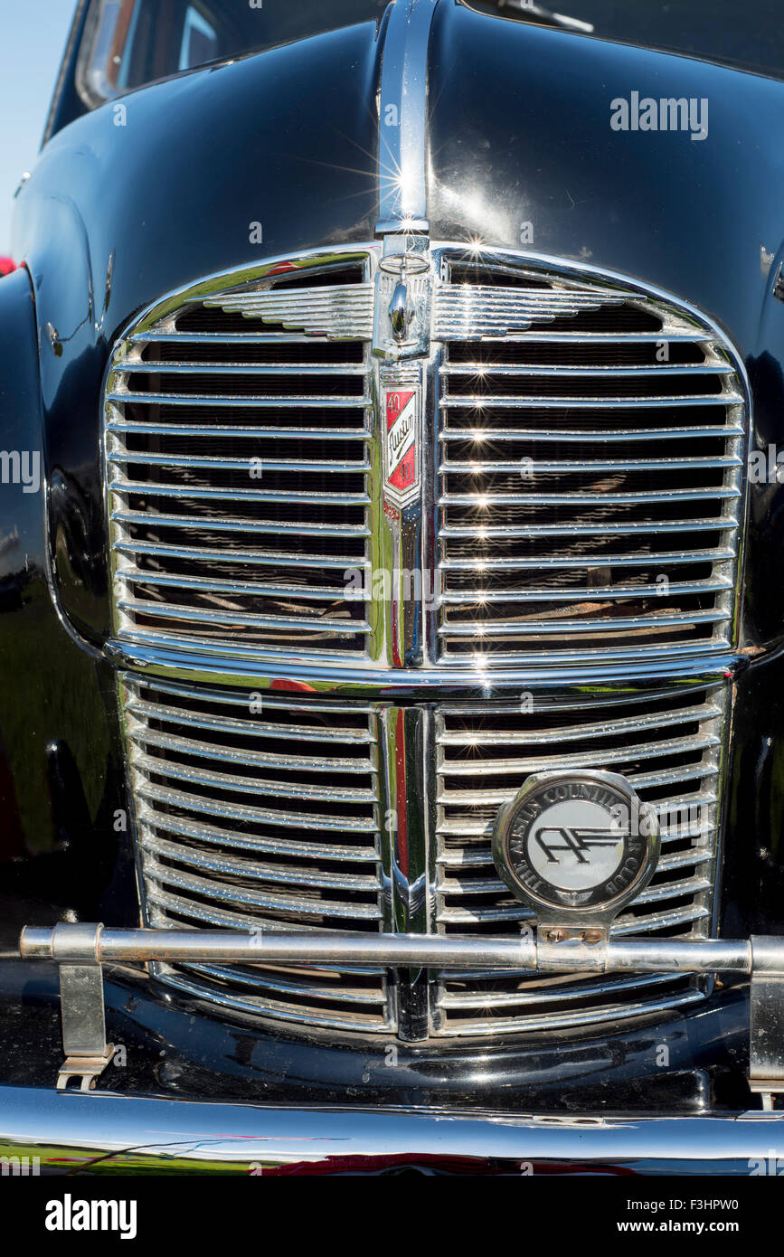 Austin 40, voiture noire, calandre, argent, brillants, de réflexion, d'un insigne, capot, ailes, pare-choc avant, les lignes verticales et horizontales Banque D'Images