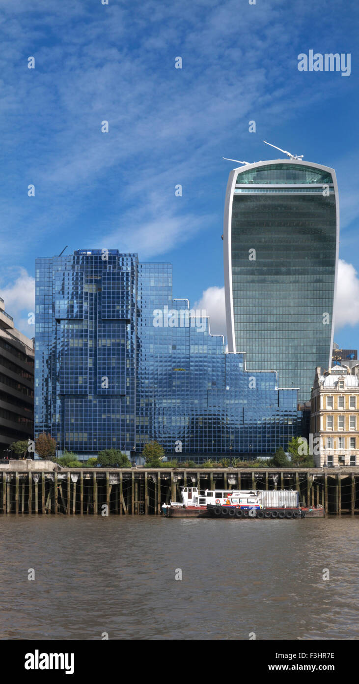 'WalkieTalkie' building 20 Fenchurch Street Ville dominant avec Northern & Shell bâtiment bleu sur la Tamise Londres UK Banque D'Images