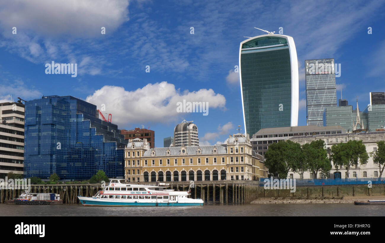 "La construction d'un immeuble de talkie-walkie 20 Fenchurch Street dominant avec de vieux toits de Billingsgate et du Nord & bâtiments Shell on Thames Banque D'Images