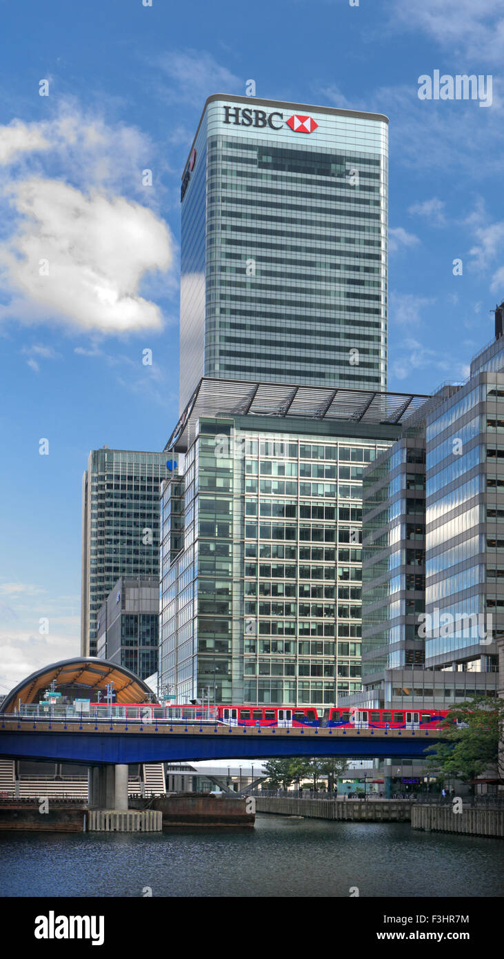 Canary Wharf en bleu ciel reflétée à l'Amérique du Dock avec HSBC building et West India Quay station Londres E14 Banque D'Images