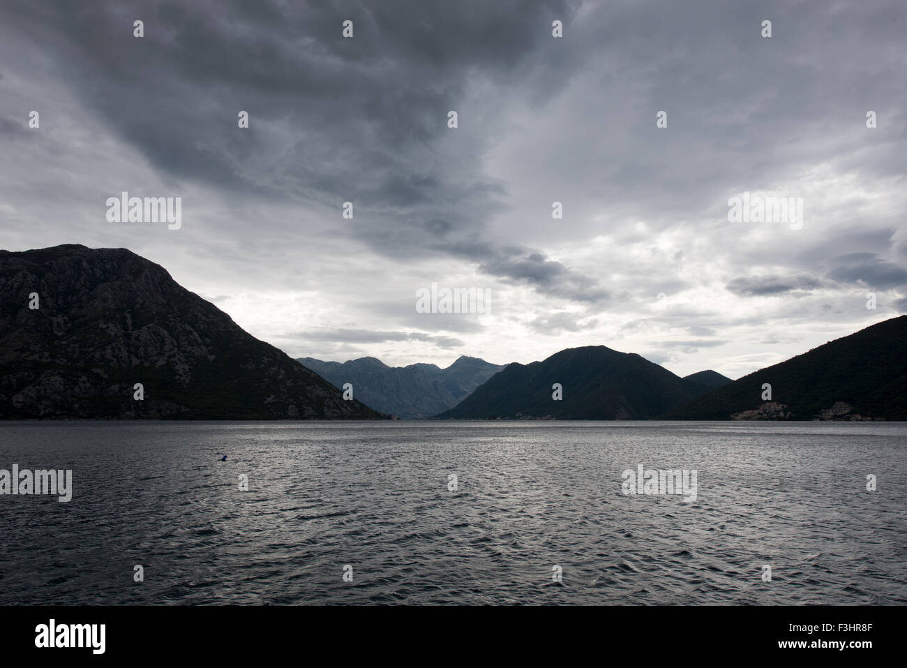 Le lac de Skadar sous un ciel nuageux, Shkodër, Albanie Banque D'Images