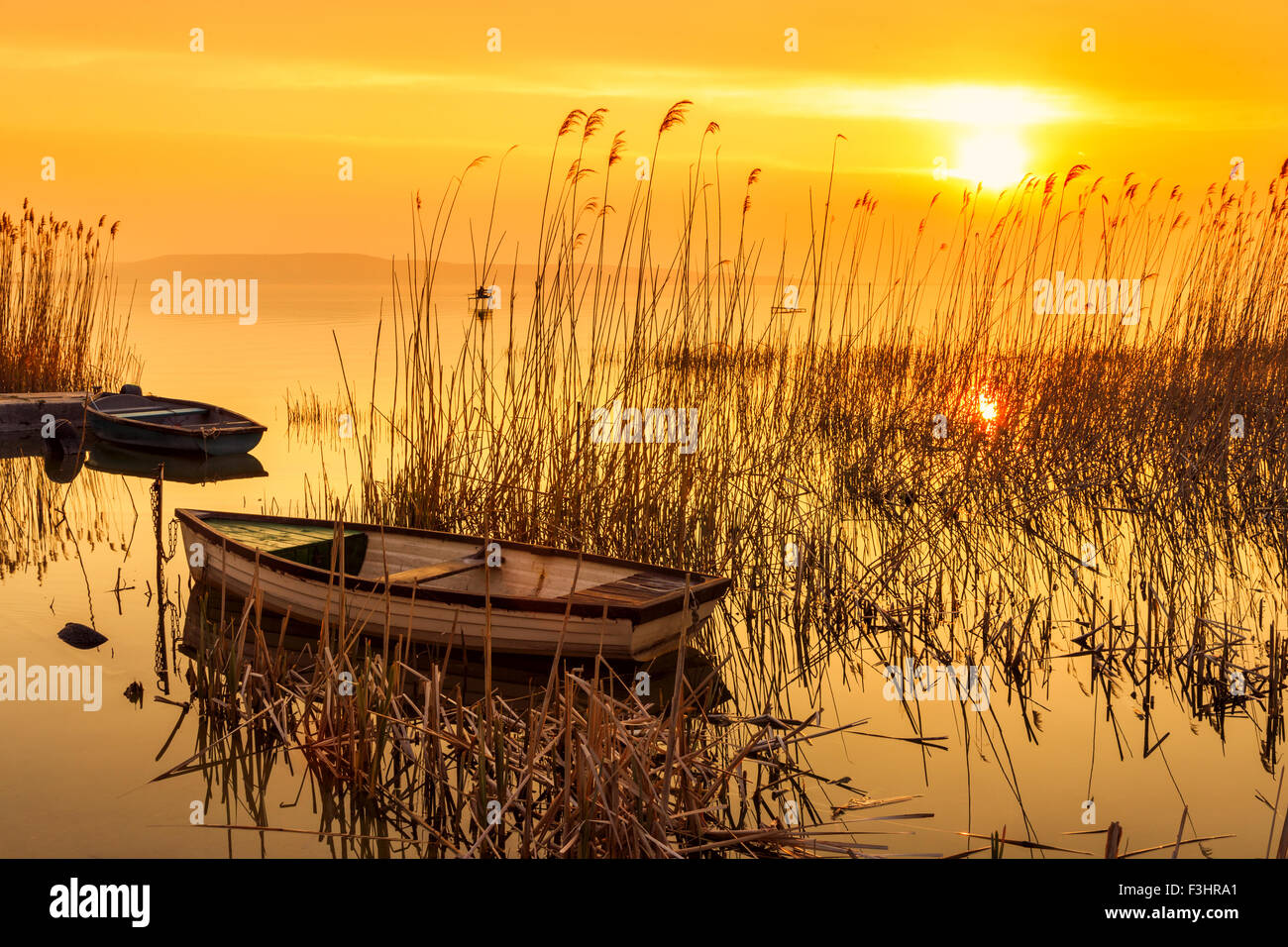 Coucher de soleil sur le lac Balaton en Hongrie avec un bateau Banque D'Images