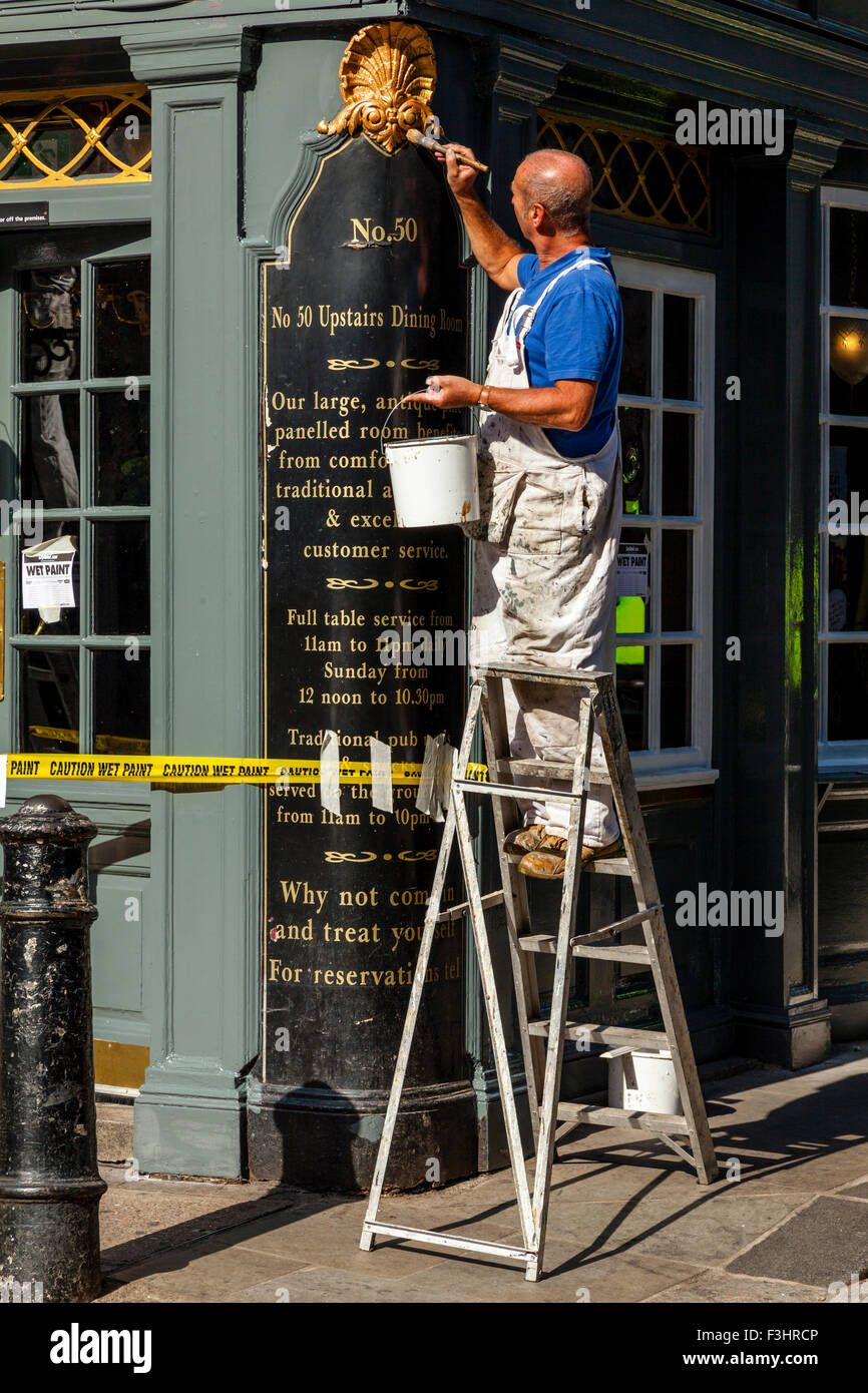 Les peintres et décorateurs peinture extérieure d'un pub, Shepherd Market, London, UK Banque D'Images