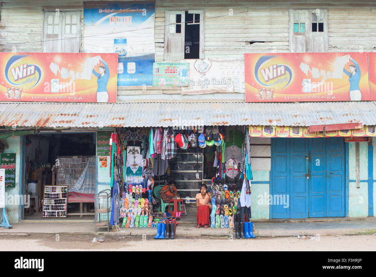 Magasin avec des points de vente au détail dans la Division de l'Ayeyarwady, Labutta du Myanmar. Banque D'Images