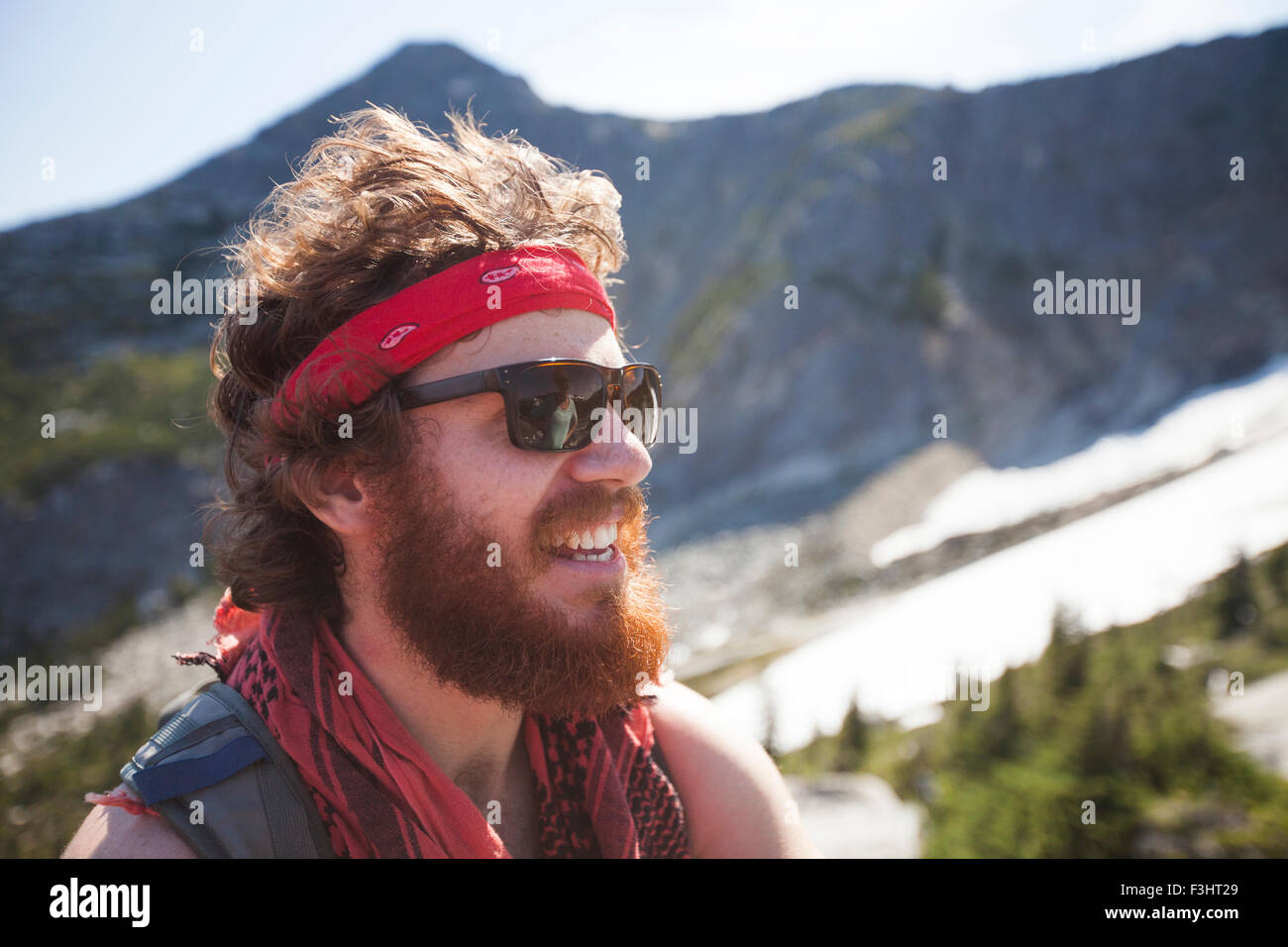 Portrait d'un randonneur portant un bandana et sportifs une épaisse barbe. Banque D'Images