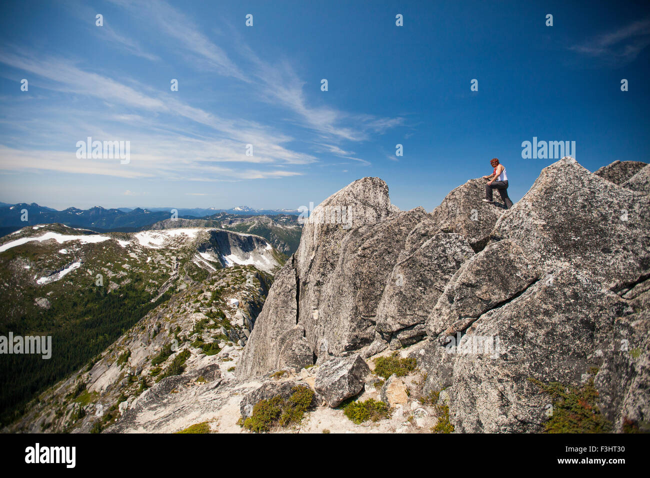 Un homme escalade de roche de granit en Colombie-Britannique, Canada. Banque D'Images