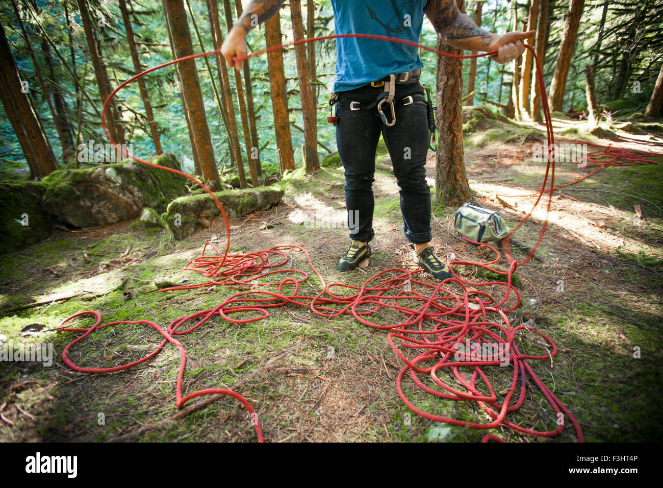 Un grimpeur prépare sa corde. Banque D'Images
