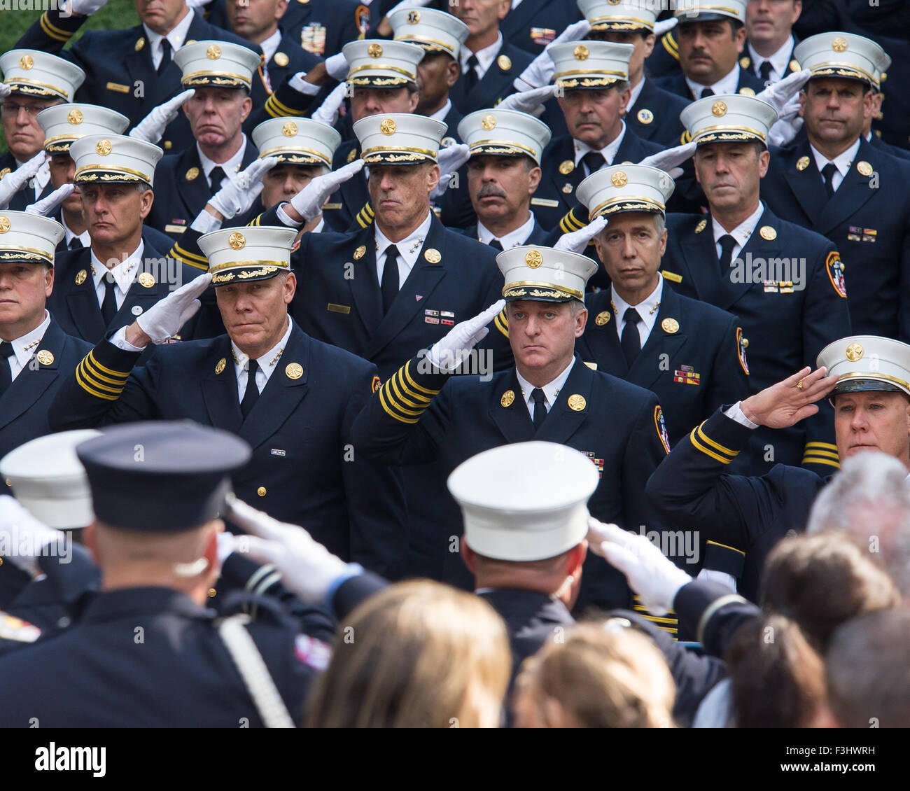 New York, États-Unis. 07Th Oct, 2015. Chefs FDNY militaires durant la lecture de l'écran. Le maire Bill De Blasio et NYC Fire Commissaire Daniel Nigro a rejoint avec FDNY officiers et les familles des pompiers récemment diminué à l''s Memorial à Riverside Park pour un hommage annuel à la mémoire de la ville, les pompiers sont partis, passé et présent. Credit : Albin Lohr-Jones/Pacific Press/Alamy Live News Banque D'Images