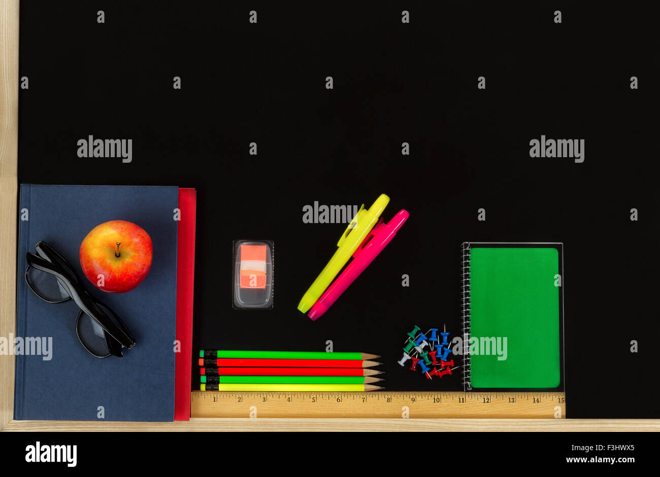 Les fournitures scolaires sur tableau noir. Concept Retour à l'école. Banque D'Images