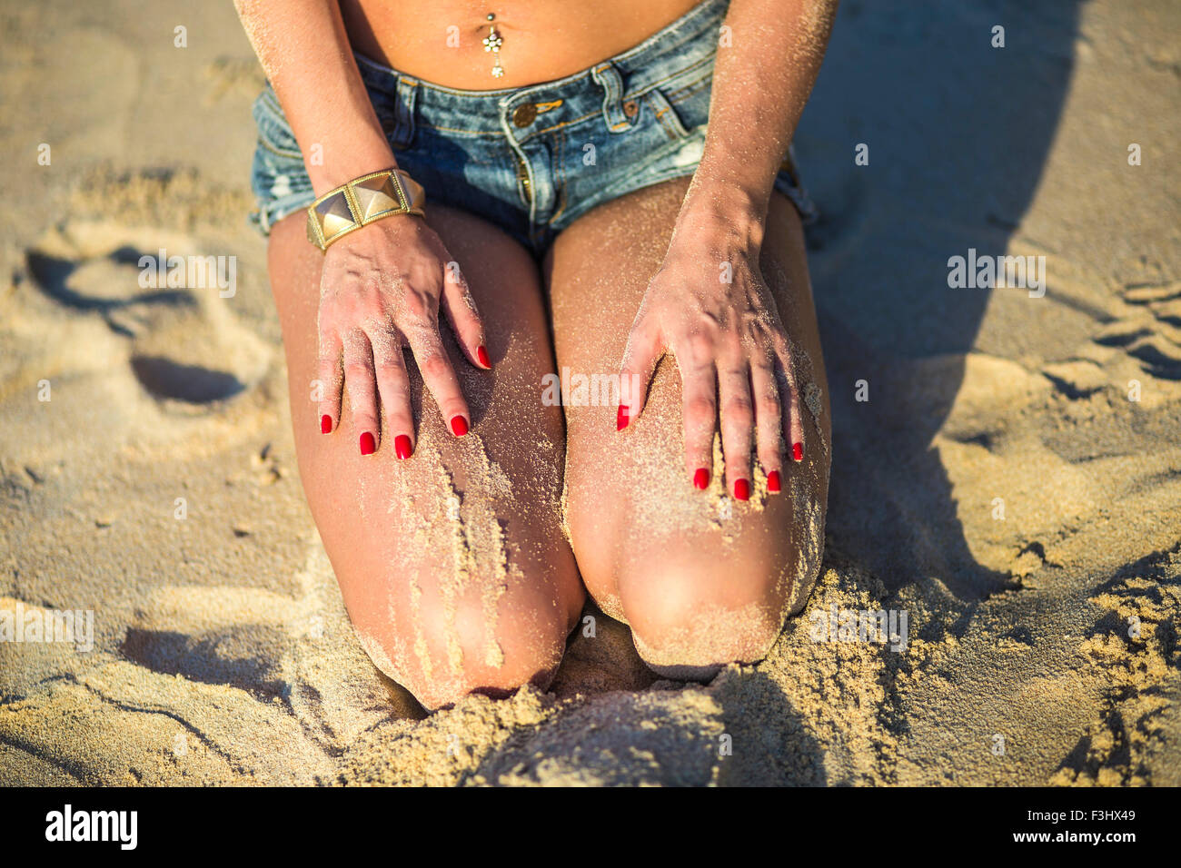 Jeune femme à la plage. Banque D'Images Jeune femme à la plage. Banque D'Images