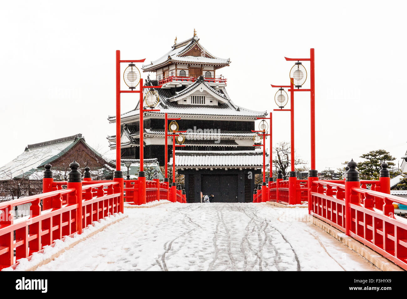 Le Japon, Nagoya. Reconstruit le château de Kiyosu japonais avec approche vermillion et pont de lumières sur la lanterne. Couvert de neige, l'hiver. Banque D'Images