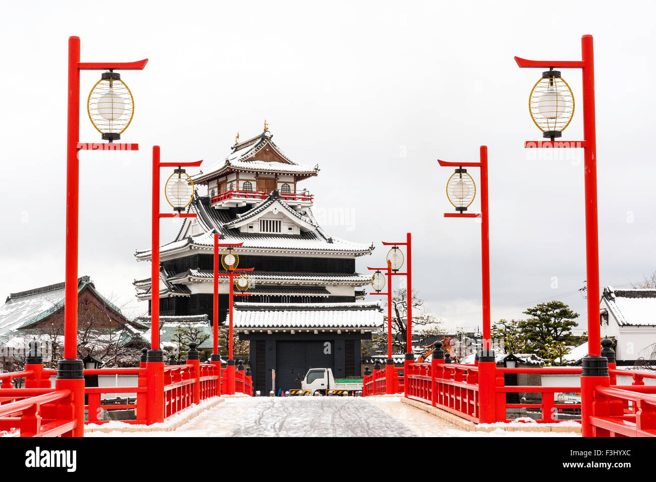 Le Japon, Nagoya. Reconstruit le château de Kiyosu japonais avec approche vermillion et pont de lumières sur la lanterne. Couvert de neige, l'hiver. Banque D'Images