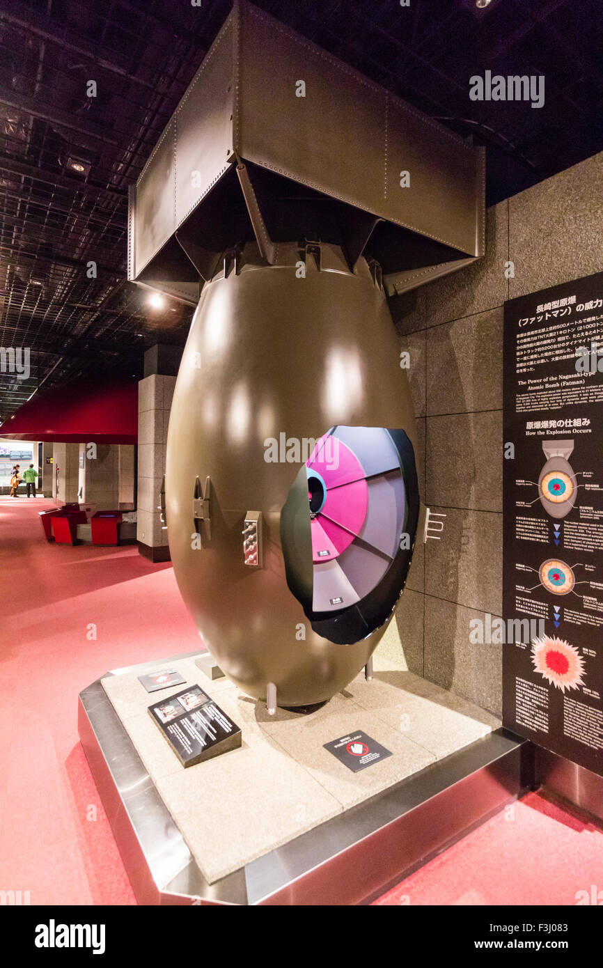 Nagasaki, le musée de la bombe atomique. Une vue en coupe de la 2ème bombe atomique larguée sur le Japon, "fatman" ou "fatboy", montrant le cœur nucléaire dans le centre. Banque D'Images