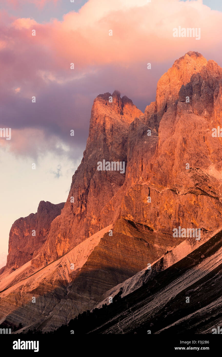 La lumière du soleil au coucher du soleil sur la Odle sommets de montagnes. La vallée de Funes. Le Gardena Dolomites. Trentin-haut-Adige. Alpes italiennes. L'Europe. Banque D'Images
