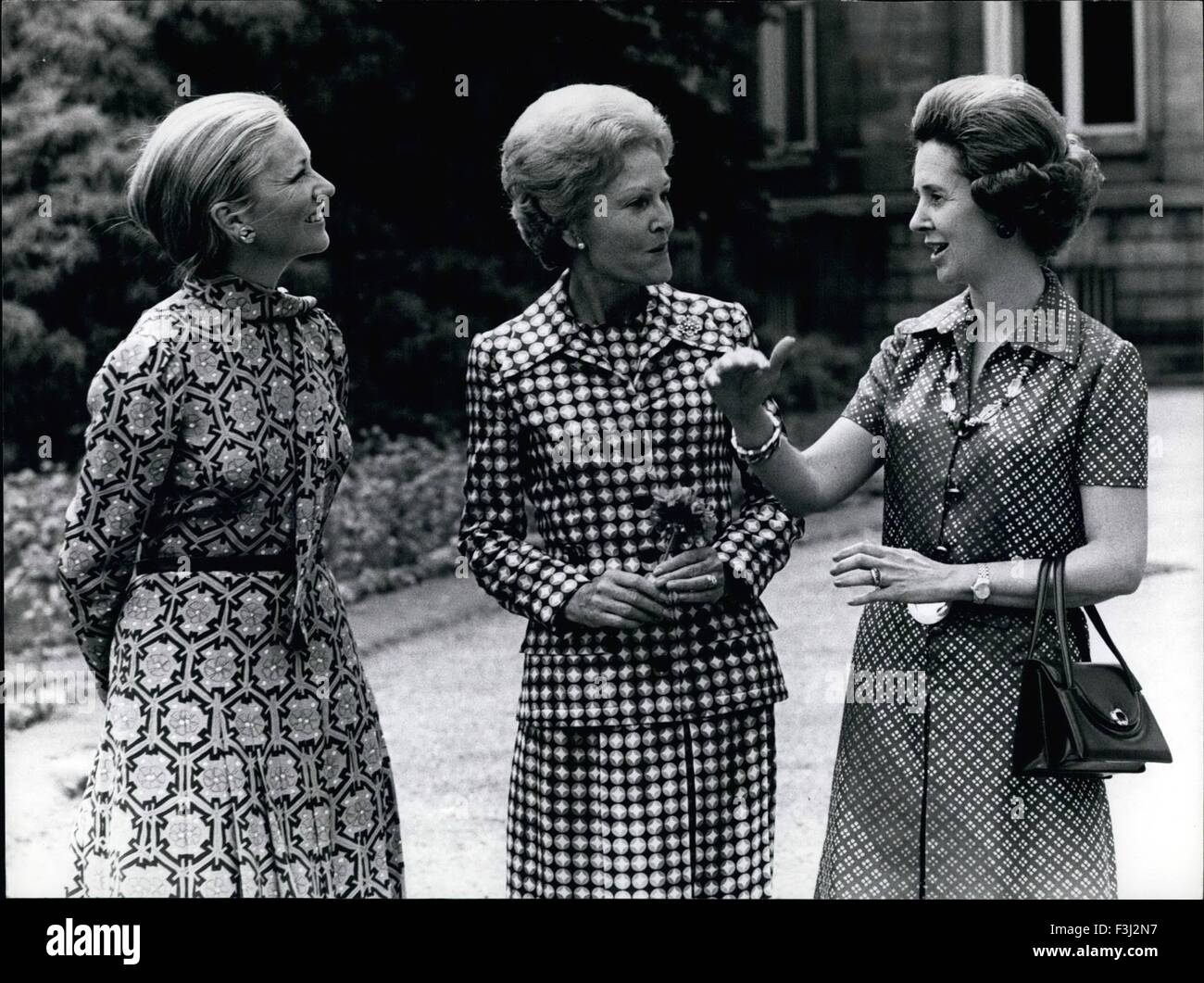 1957 - Signature de la nouvelle charte de l'Atlantique 25 ans de l'OTAN, Mme Nixon avec la Reine Fabiola & La Princesse Paola à Laeken jardin du château. © Keystone Photos USA/ZUMAPRESS.com/Alamy Live News Banque D'Images