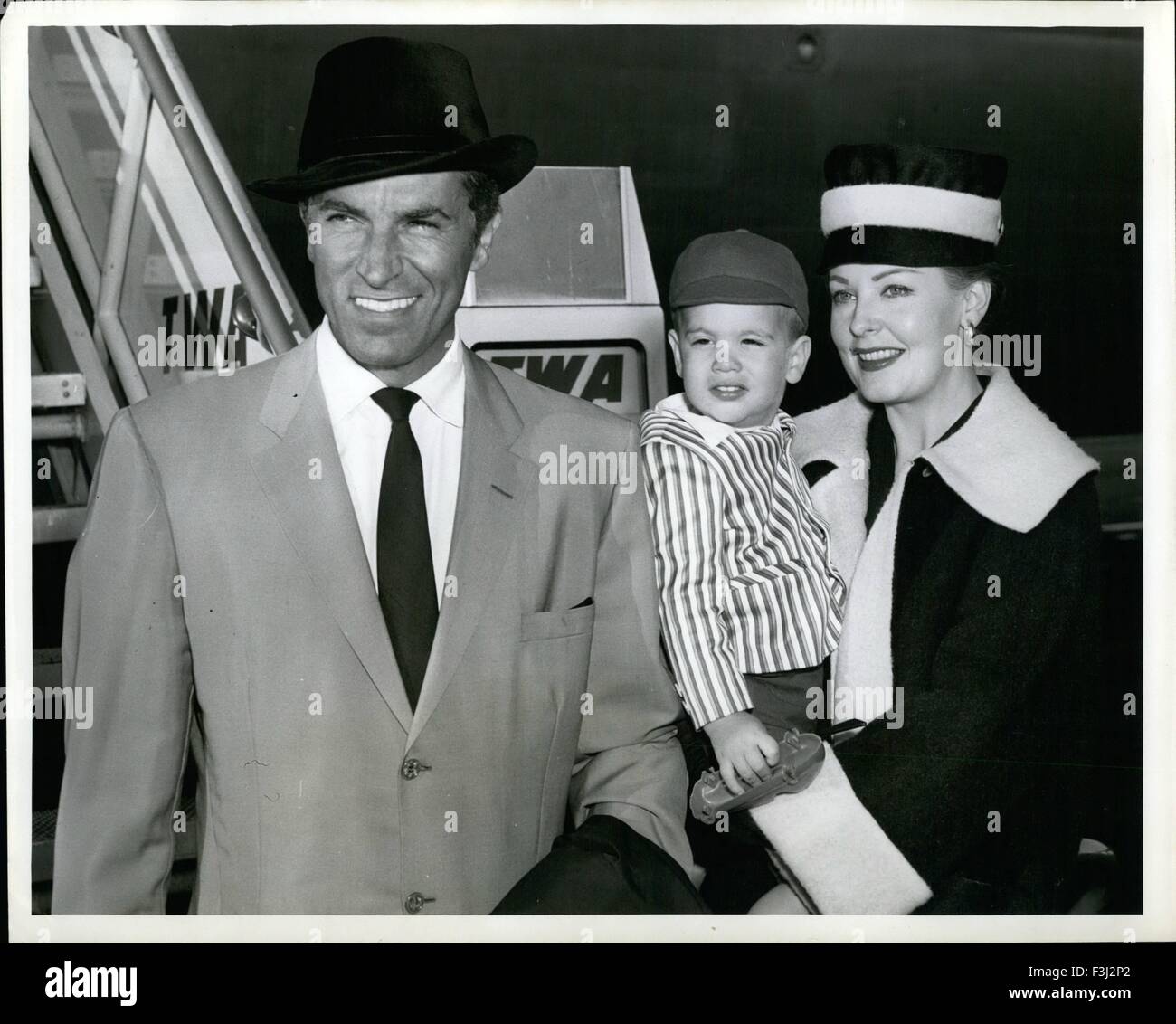 L'AÉROPORT INTERNATIONAL DE NEW YORK, 24 Septembre, 1958 Févr.. 27 Le beau famille de Fernando Lamas (elle est écran star Arlene Dahl) y compris leur fils, Lorenzo, 19 mois, ajouter une touche glamour à la scène de l'aéroport après leur arrivée par avion de la TWA de Los Angeles. Le Lamases, qui font leur maison dans la ville de New York, est revenu d'Hollywood où ils ont travaillé sur leur film. Elle vient de terminer votre voyage au centre de la Terre et il a agi en et réalisé une fois de plus avec sentiment © Keystone Photos USA/ZUMAPRESS.com/Alamy Live News Banque D'Images