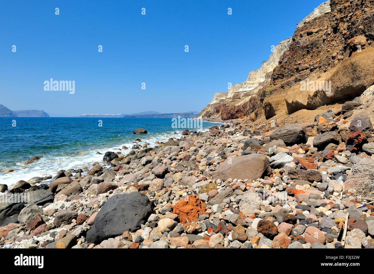 La côte volcanique rocheux de Santorini Grèce Banque D'Images