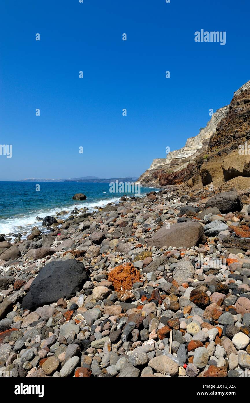 La côte volcanique rocheux de Santorini Grèce Banque D'Images