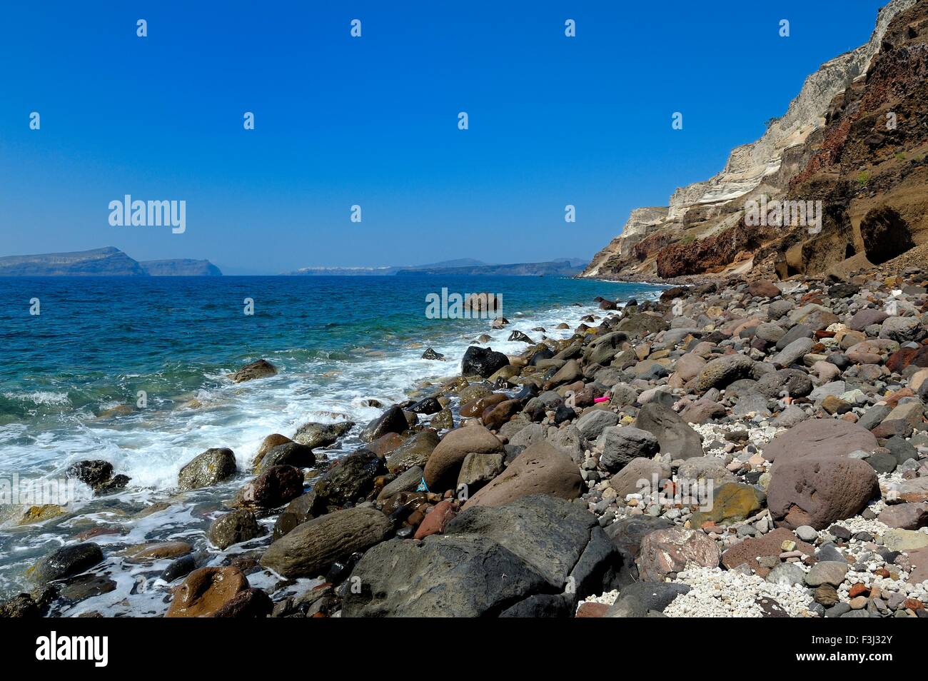 La côte volcanique rocheux de Santorini Grèce Banque D'Images